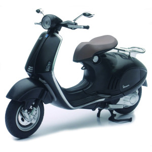 VESPA 946 NEGRA 1:12 (MET073)*42