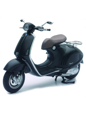 VESPA 946 NEGRA 1:12 (MET073)*42